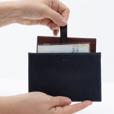 Кожаная обложка-карман для паспорта синяя с винтажным эффектом - изображение 1