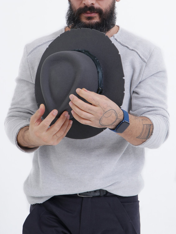 Серая фетровая шляпа