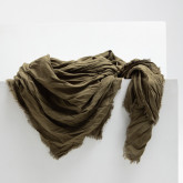 Большой зеленый платок на шею, разложенный на поверхности