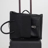 Кожаная сумка для ноутбука с креплением на ручку чемодана черная - изображение 1