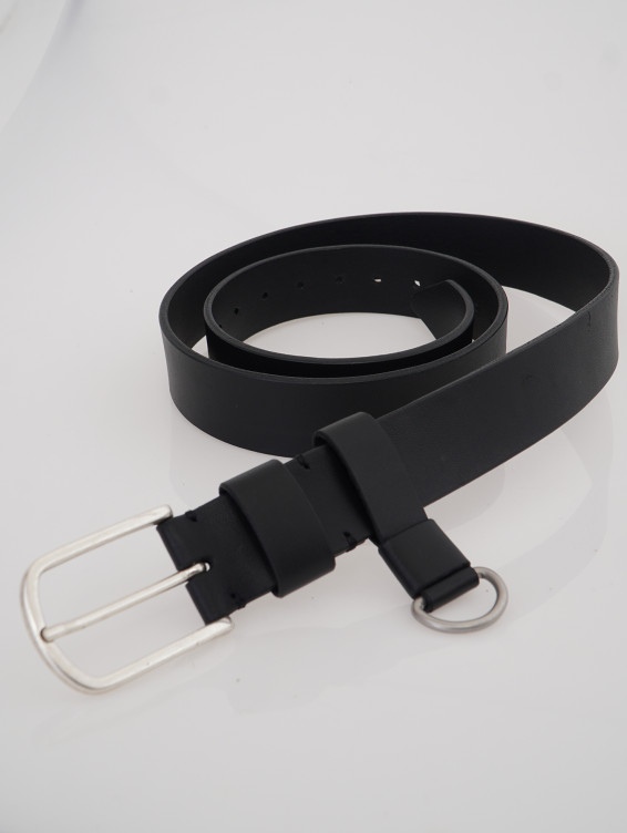 Элегантный черный кожаный ремень