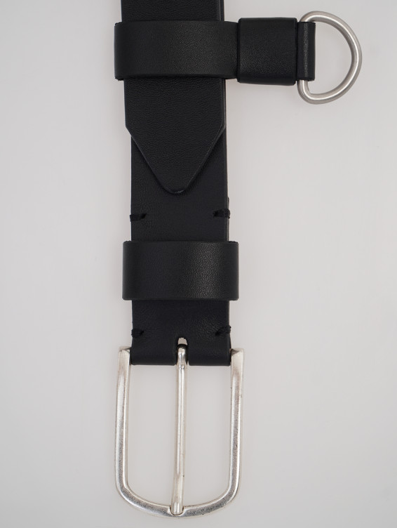 Элегантный черный кожаный ремень