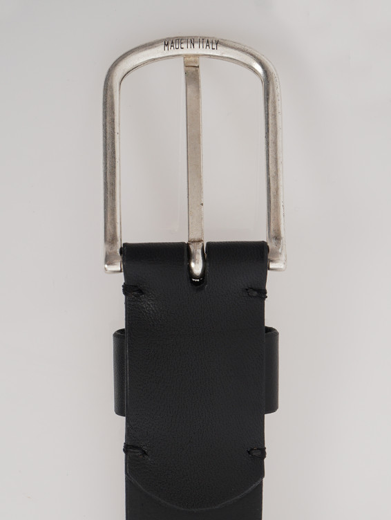 Элегантный черный кожаный ремень