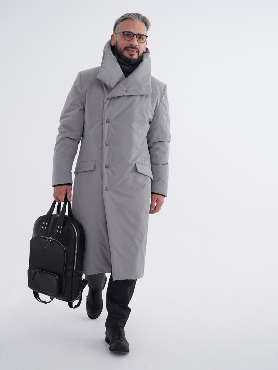 Длинное зимнее пальто на кнопках светло-серого цвета