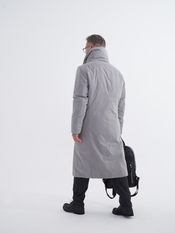 Длинное зимнее пальто на кнопках светло-серого цвета