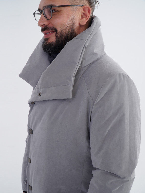 Длинное зимнее пальто на кнопках светло-серого цвета