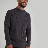 Асимметричная футболка с длинным рукавом темно-серая, вид сбоку спереди