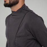 Асимметричная футболка с длинным рукавом темно-серая, крупный план