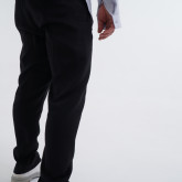 Брюки легкие черные, вид сзади