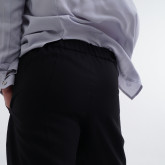 Брюки легкие черные, крупный план