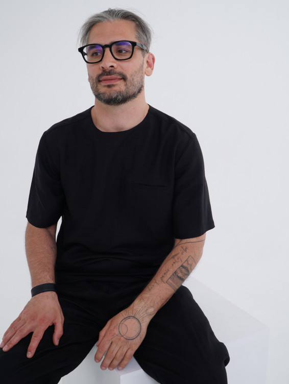 Черная льняная футболка