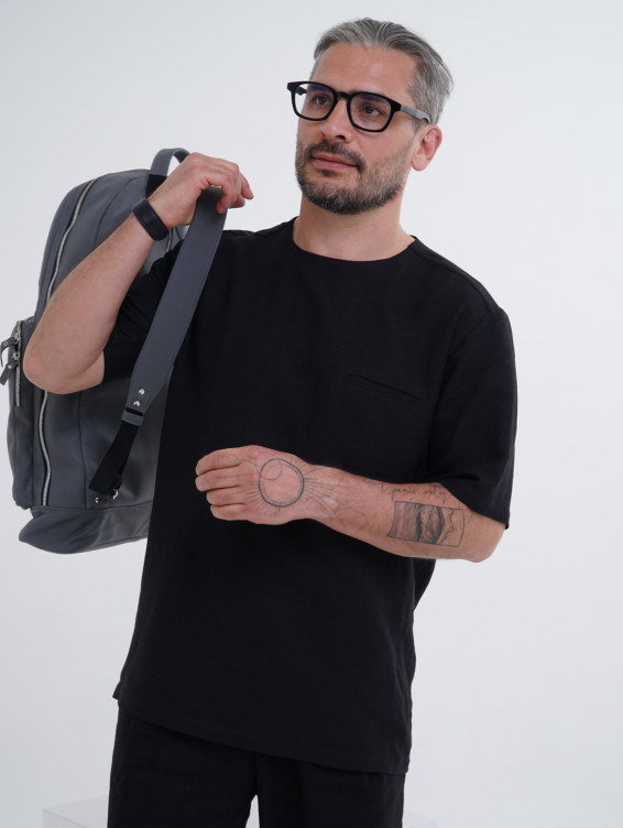 Черная льняная футболка