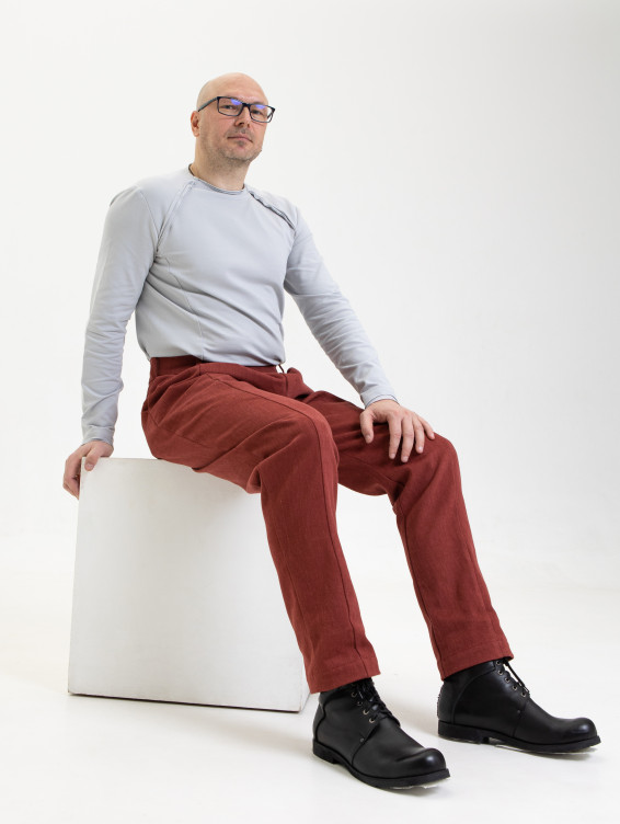 Брюки из джинсы условно красные