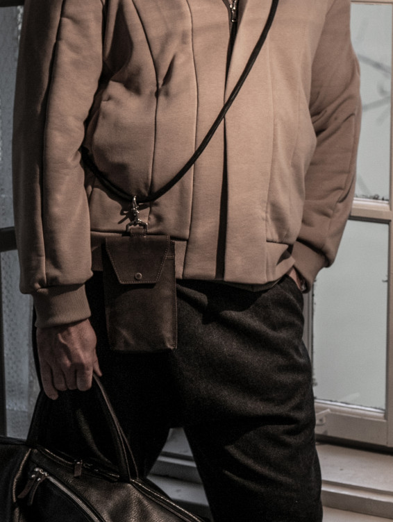 Кожаный подвесной чехол для телефона коричневый