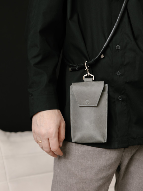 Кожаный подвесной чехол для телефона серый с винтажным эффектом