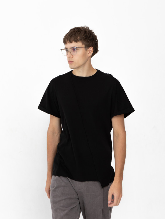 Легкая черная футболка с подвернутыми рукавами