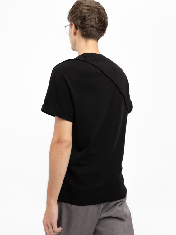 Легкая черная футболка с подвернутыми рукавами