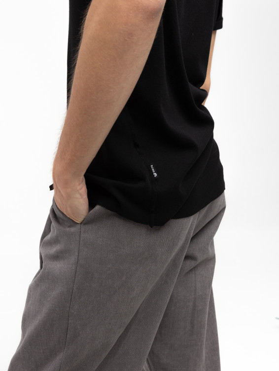 Легкая черная футболка с подвернутыми рукавами