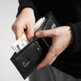 Тонкий кожаный кошелек черный