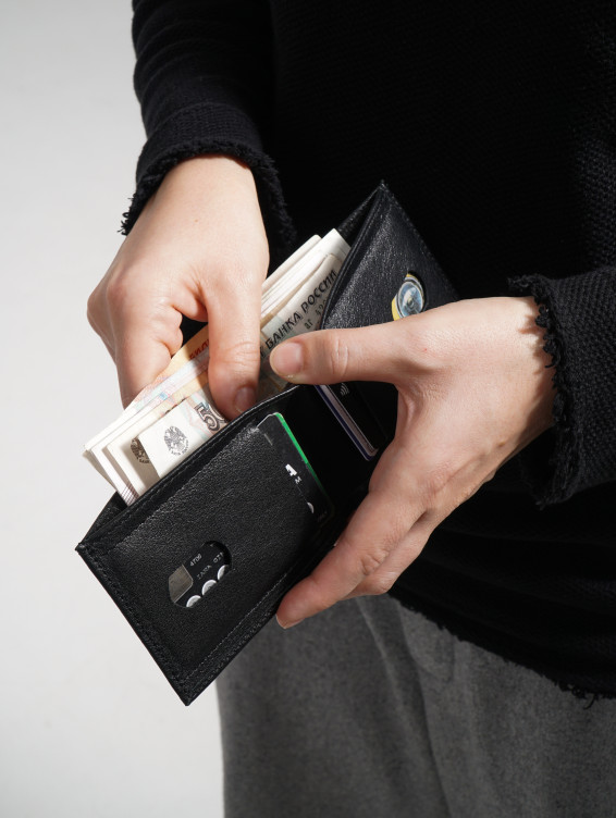 Тонкий кожаный кошелек черный