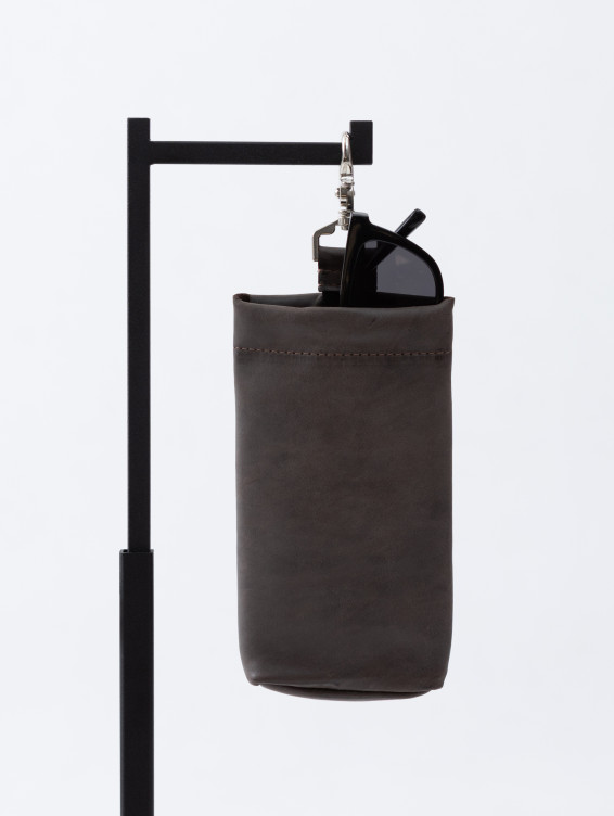 Подвесной кожаный очечник коричневый