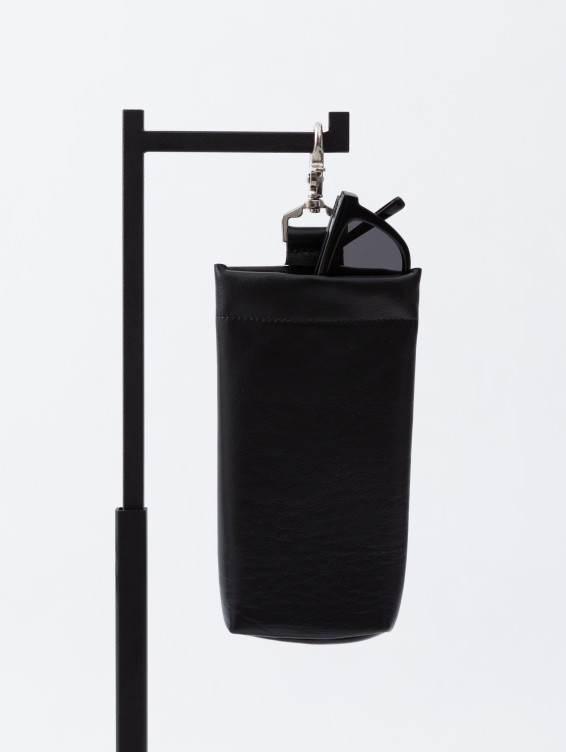 Подвесной кожаный очечник черный