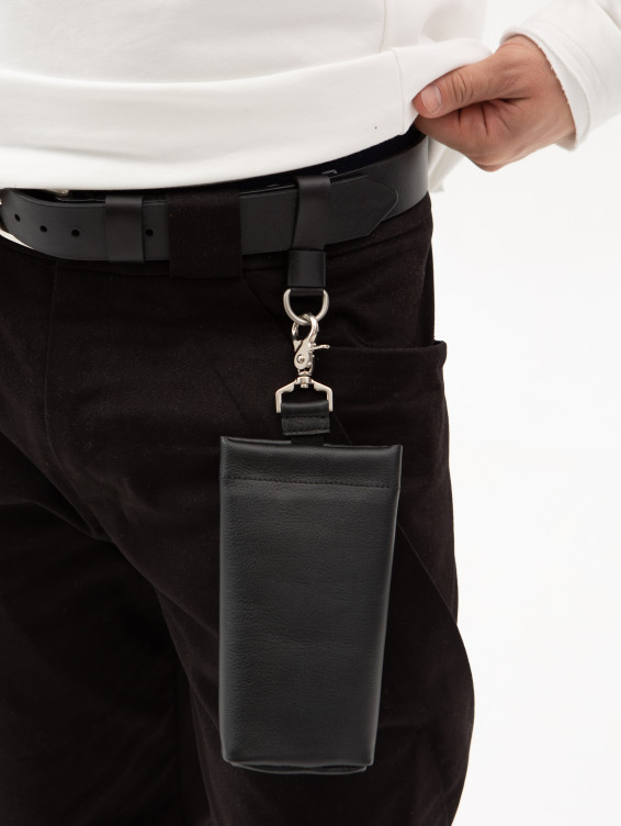 Подвесной кожаный очечник черный