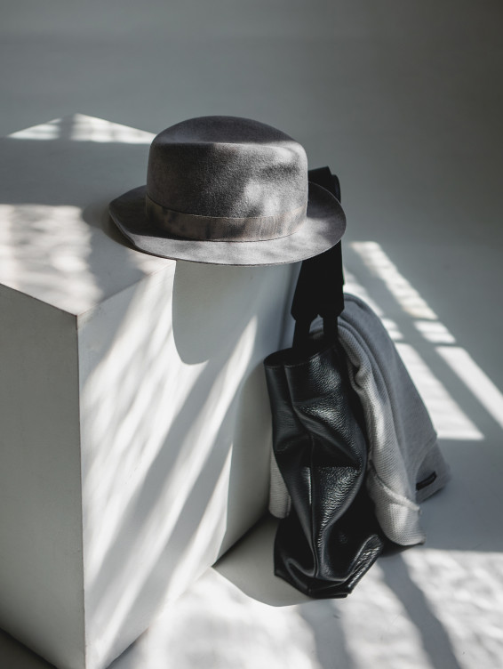 Фетровая шляпа серая