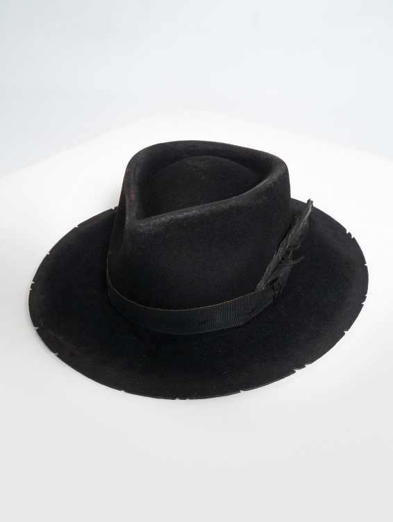 Фетровая шляпа черная вощеная с пером