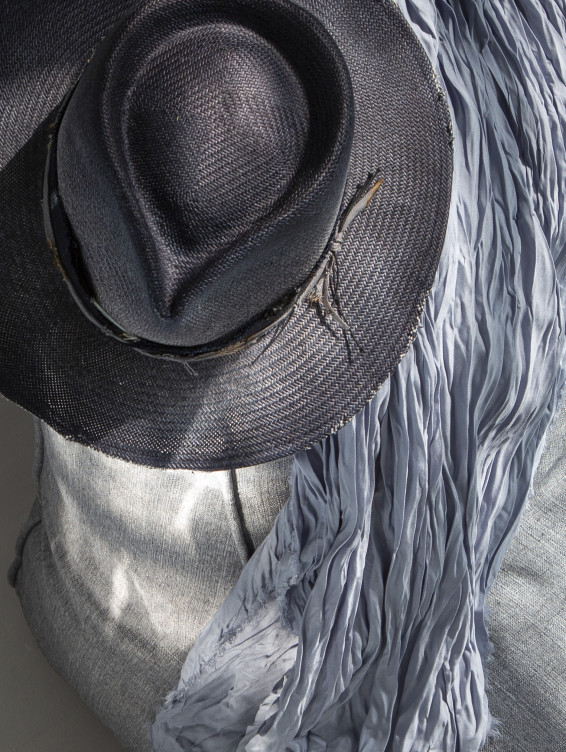 Соломенная синяя шляпа