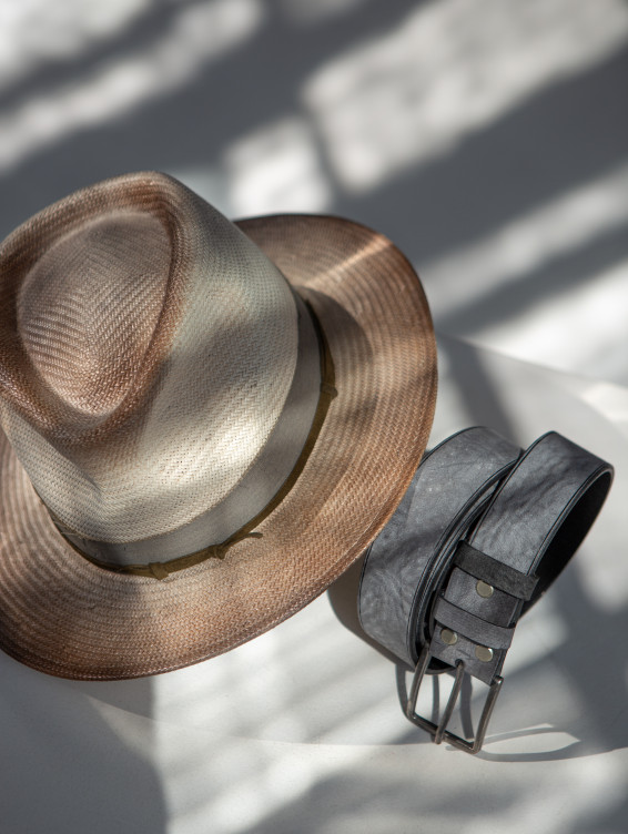 Соломенная светлая шляпа