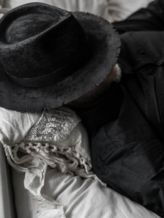 Фетровая шляпа черная вощеная с пером