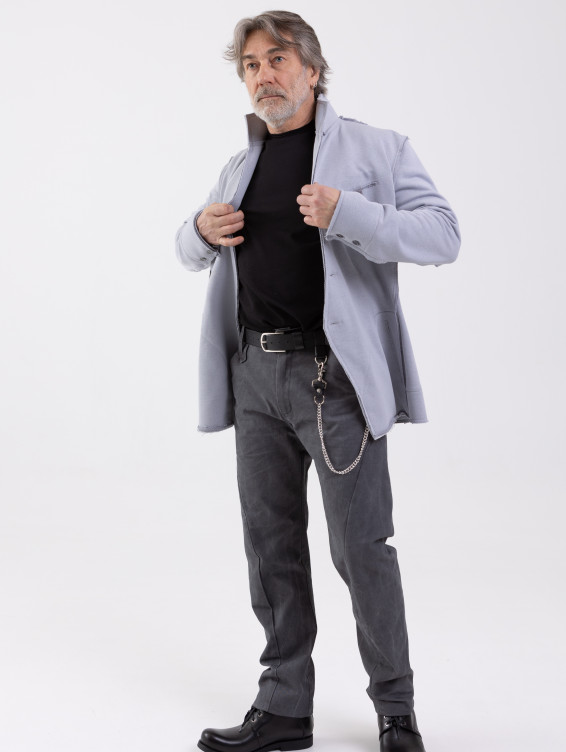 Светло-серый трикотажный жакет на пуговицах