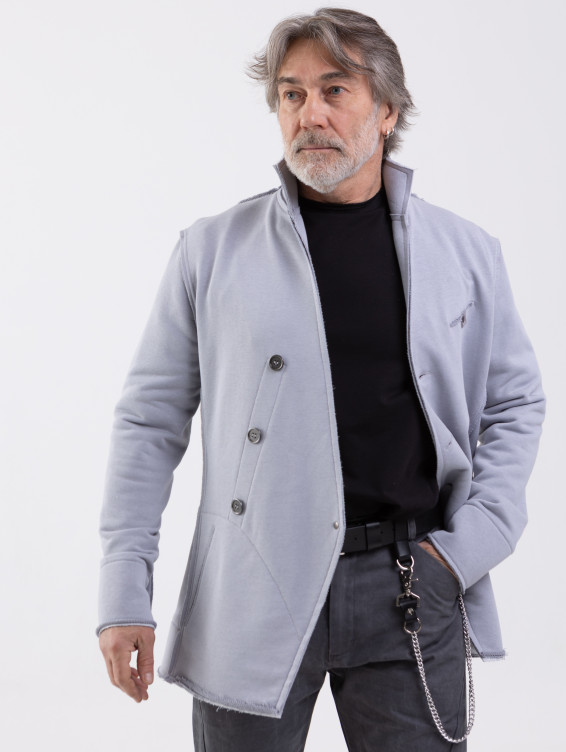 Светло-серый трикотажный жакет на пуговицах