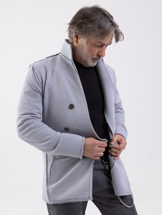 Светло-серый трикотажный жакет на пуговицах