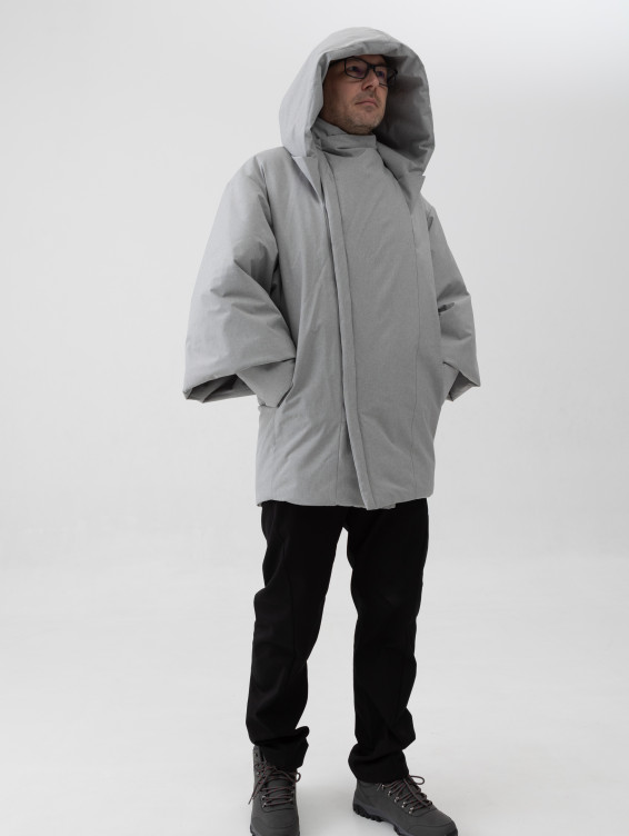 Зимнее пальто с капюшоном cветло-серое