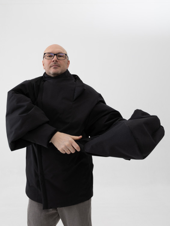 Зимнее пальто с капюшоном чёрное