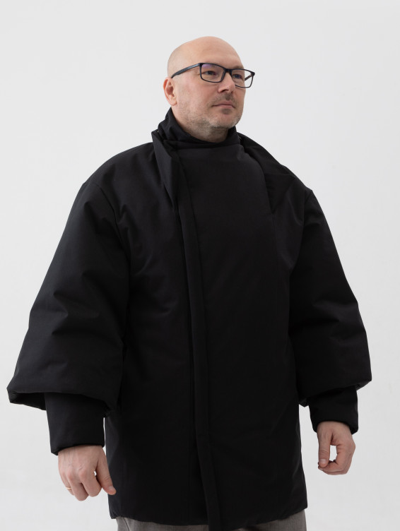 Зимнее пальто с капюшоном чёрное