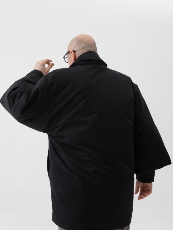 Зимнее пальто с капюшоном чёрное