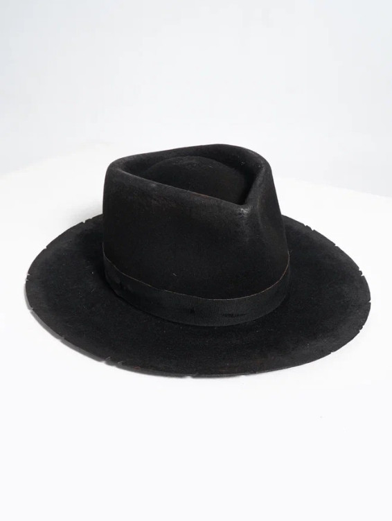 Фетровая шляпа черная вощеная с пером