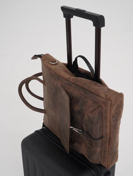 Кожаная сумка для ноутбука с креплением на ручку чемодана коричневая с винтажным эффектом
