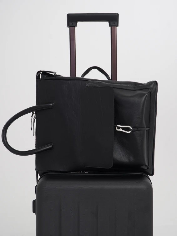 Кожаная сумка для ноутбука с креплением на ручку чемодана черная