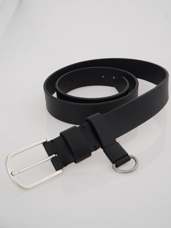 Элегантный черный кожаный ремень