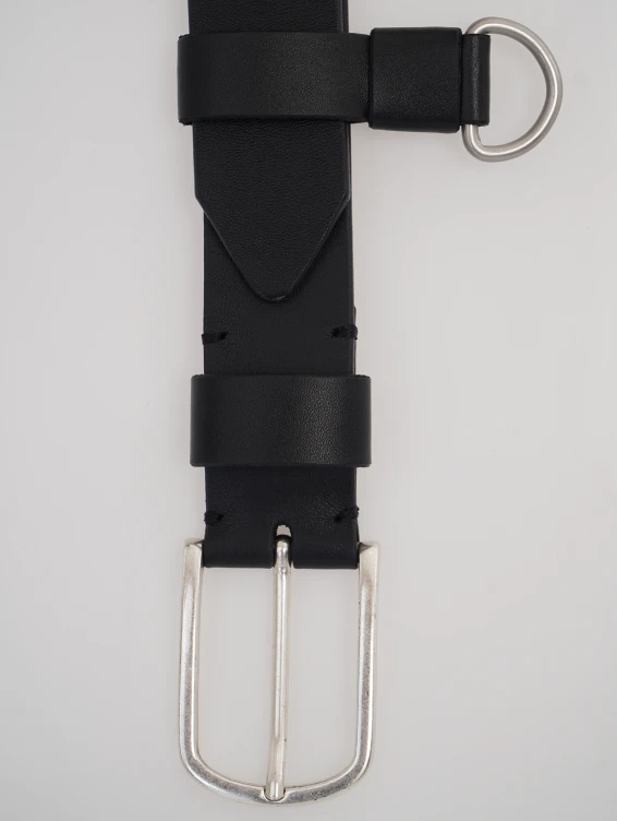 Элегантный черный кожаный ремень