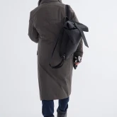 Длинное зимнее пальто на кнопках болотного цвета, вид сзади