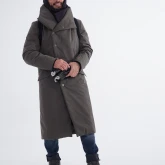 Длинное зимнее пальто на кнопках болотного цвета, вид спереди