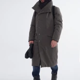 Длинное зимнее пальто на кнопках болотного цвета, вид сбоку спереди