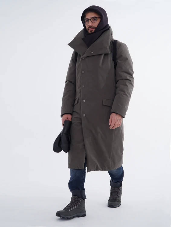 Длинное зимнее пальто на кнопках болотного цвета