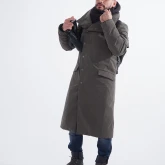 Длинное зимнее пальто на кнопках болотного цвета, вид сбоку спереди