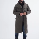 Длинное зимнее пальто на кнопках болотного цвета, вид спереди